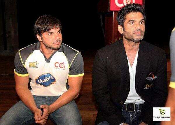 Mumbai Heroes catch India Pak match together
