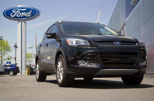 Hillary Clinton says auto industry booming, Ford predicts fall
