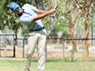 Mukesh takes lead after Rd 1