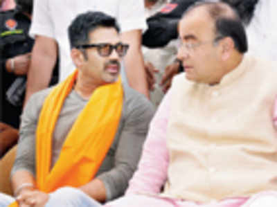 Congress star campaigner, Suneil Shetty hits the road for BJP