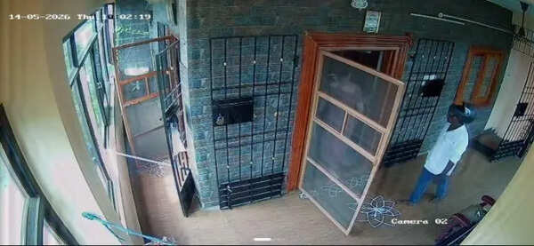Man in helmet poses as electricity board staffer; steals valuables from houses