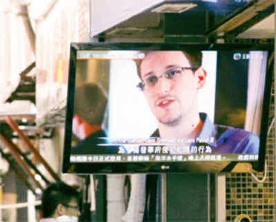 Snowden to stay in HK, leak more intel