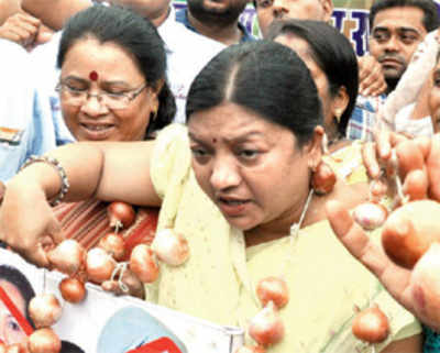 BJP, AAP use the onion trick to make Sheila cry