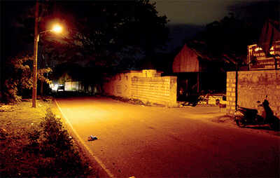 Robbers strike in the dark on Kalpalli Cemetery Road