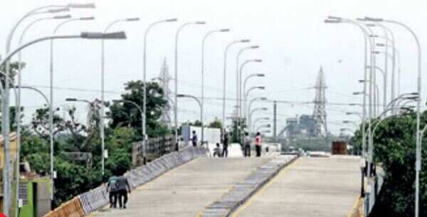 Flyover holdup has locals fuming at railway crossing