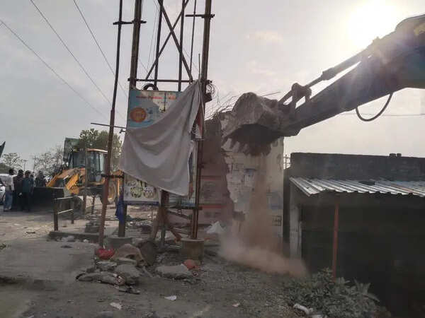 30 illegal structures razed for Rs20cr Wanadongri road work