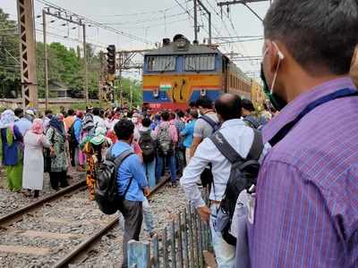 Railway employees stop workmen special train at Vidyavihar