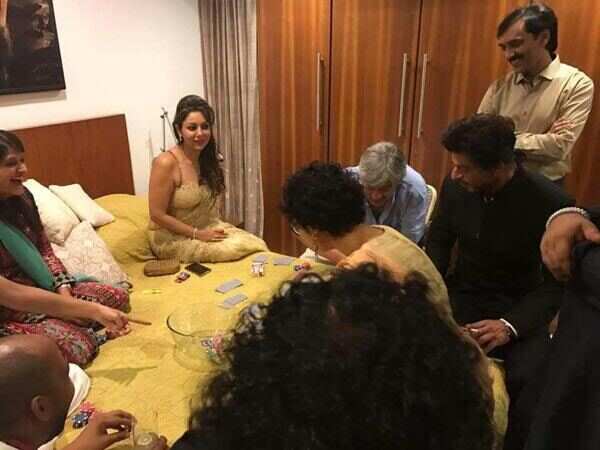 PIC: SRK-Gauri's card playing session with Kiran Rao is endearing