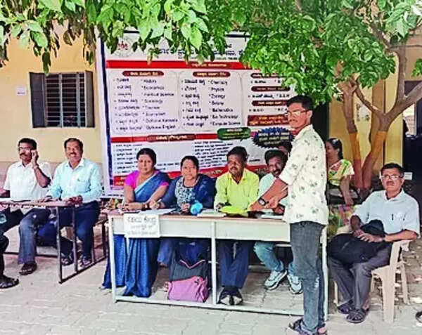 College stores EVMs, does admissions under a tree in Karnataka
