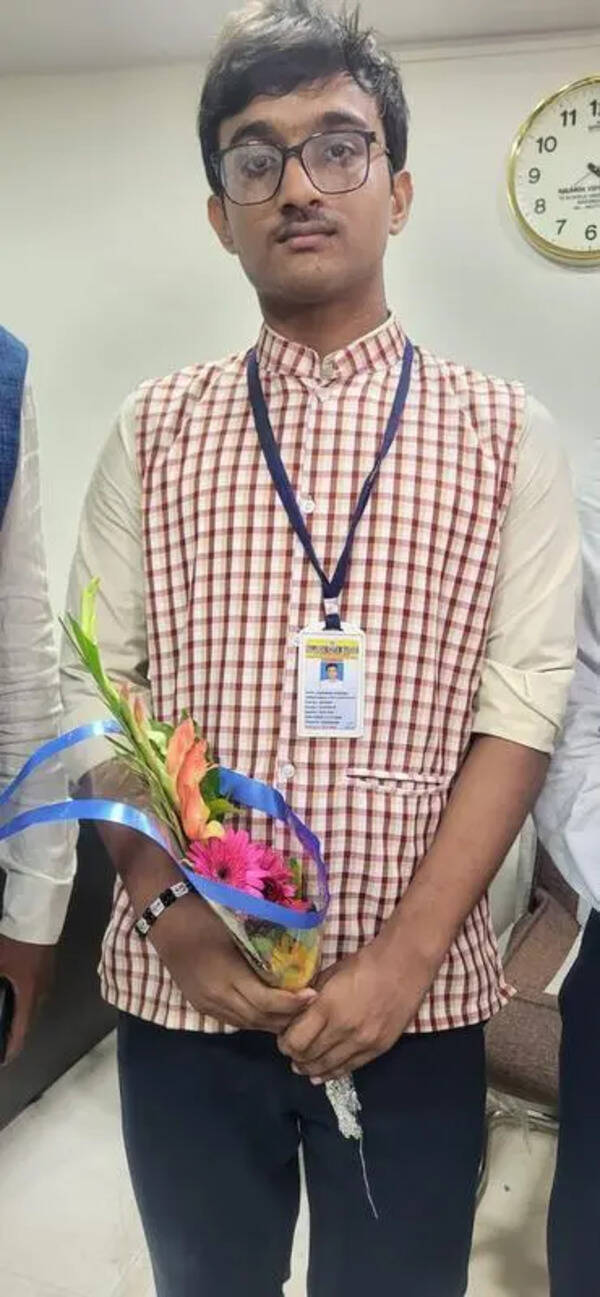 Taxi driver’s son scores 99.17%, eyes IIT