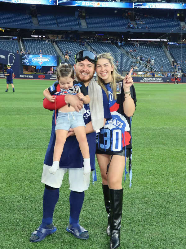 Toronto Blue Jays star Alejandro Kirk’s heartwarming family moment with wife and daughter melts fans’ hearts