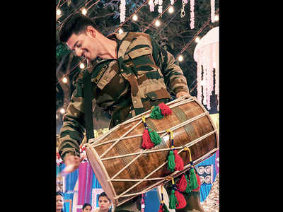 Sooraj ignites festivity with Satellite Shankar song ‘Aari Aari’