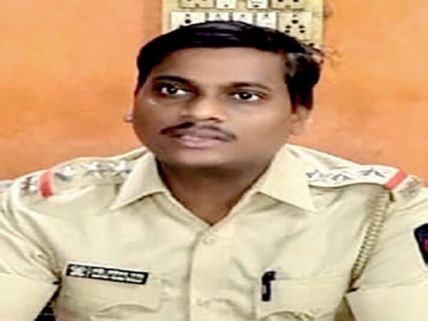 Mumbai cop jumps before running train to save fleeing accused
