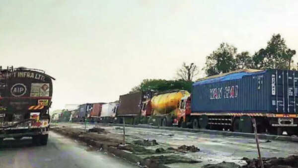 Mumbai-Ahmedabad highway turns into test track of patience