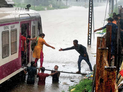 Mumbai Rains: Kurla-Sion locals reach out to stranded passengers of stalled train