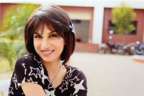 Smita chops off locks