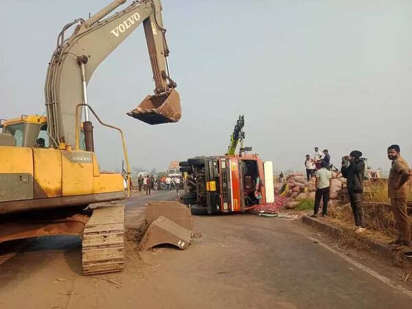 Onion-laden truck tips over, holds up traffic on Pune-Bengaluru highway near Kolhapur for almost 5 hours