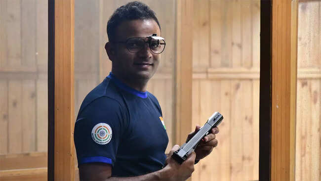 Saurabh fourth; Vijay enters final in comeback