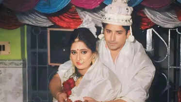 Amidst the divorce speculations, take a look at Rishi Kaushik's married  life with his wife Debjani Chakraborty