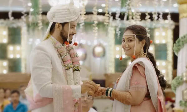 Akshay Kelkar marries Sadhana Kakatkar in a traditional Maharashtrian ceremony