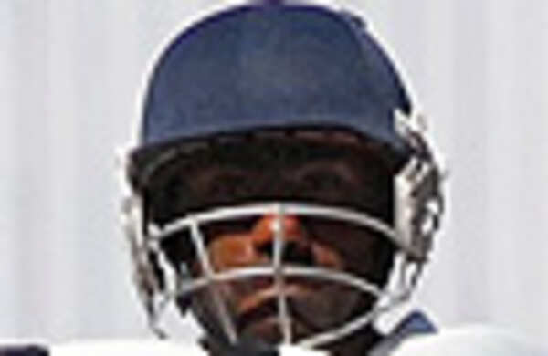 Tailenders give Delhi lead, Karnataka openers fight back
