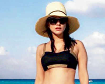 Sunny Leone slays in black bikini!