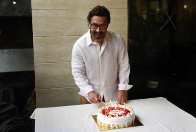 Bollywood wishes Aamir Khan on his 52nd birthday