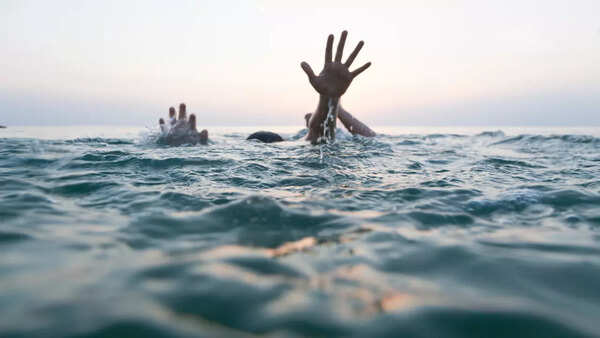 2 teens drown while clicking selfies on boat