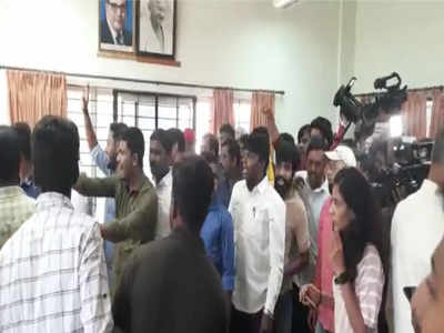 Sloganeering, protests over funds at Bangalore University