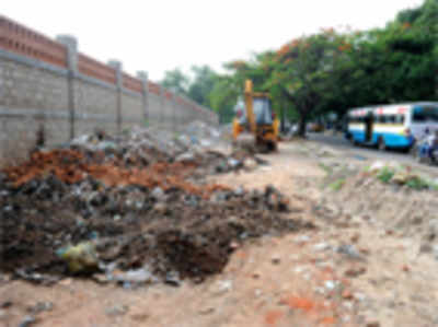 Mud road will now be saviour to motorists on Jayamahal Road