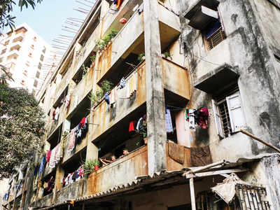 80 families live in fear: Two out of eight buildings in Andheri West have developed cracks virtually everywhere