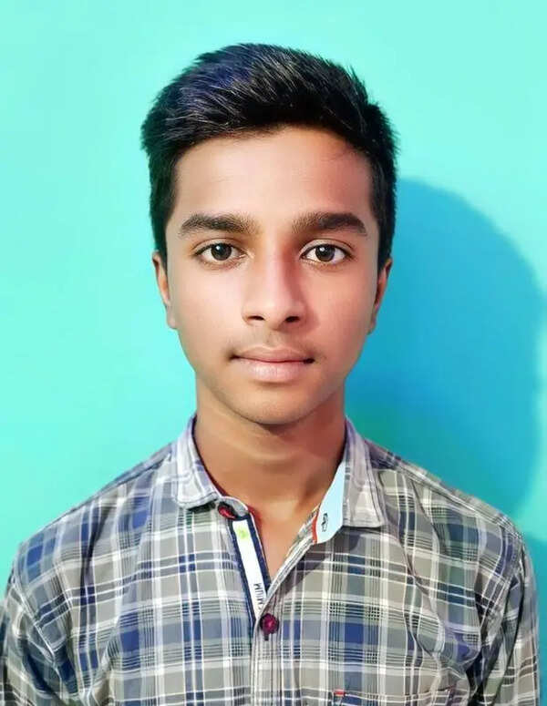 Against odds, Srikakulam teenager scores 598/600 in SSC, makes parents proud