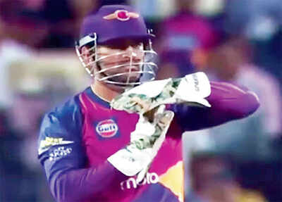 Ref cautions Dhoni, but…