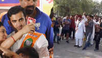 Arvinder Singh Lovely plays cricket, takes jibe at BJP candidate Gautam Gambhir 