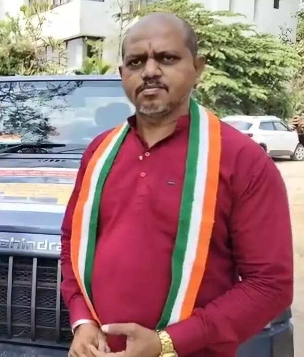 Congress worker offers 1k for pothole-free road in Ward 12