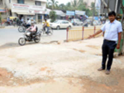 Marathalli resident takes it upon himself  to fix crater