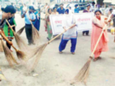 Modi to wield broom, launch Swachh Bharat Mission today
