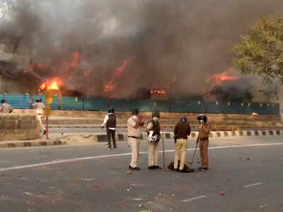 Delhi shelter set on fire; 6 held