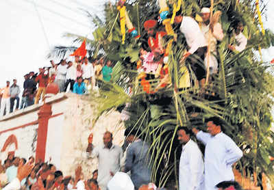 Karnataka: Seer tosses children from chariot...