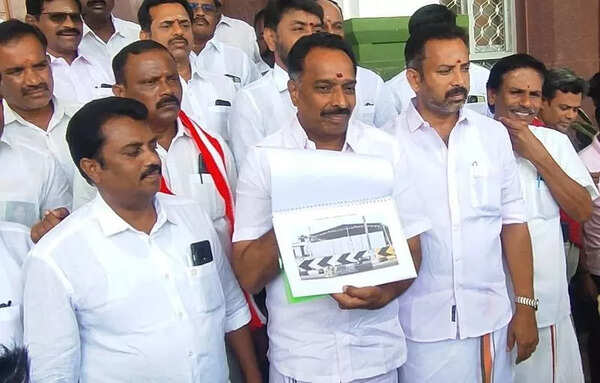 Tamil Nadu poll pitch: Oppn alleges DMK setting up sheds to confine, bribe voters