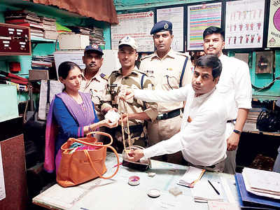 BMC sweeper gets back Rs 2.5 lakh gold she left on train
