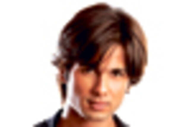 I rarely talk to Kareena: Shahid