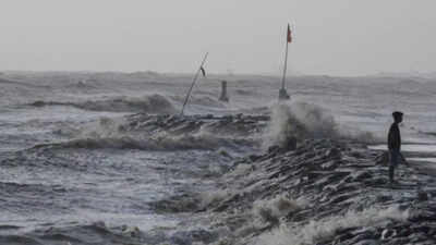 Cyclone Biparjoy Live Updates: PM Modi holds meet to review situation; Mumbai and Gujarat on high alert