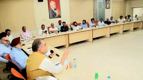Ludhiana: Prominent bizmen meet MP Sanjeev Arora to discuss industry issues