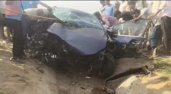Delhi doc & daughter killed, 5 injured in Ganga e-way crash
