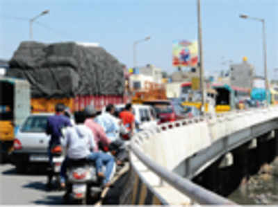 Lorry mishap in peak hours will spell trouble for traffic inspectors