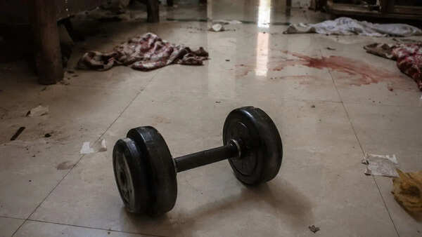 Man kills wife with dumbbell in Hyderabad after suspecting her of talking to unknown persons on phone