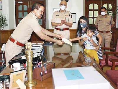 Three-year-old raises Rs 50,000 for Mumbai Police by selling cupcakes