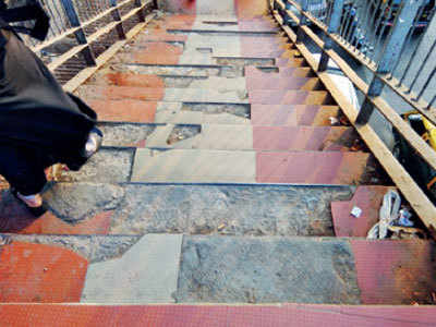 Dangerous to climb FOB at Dockyard Rd station