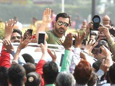 India Gate photogs try to sell selfie with John Abraham!